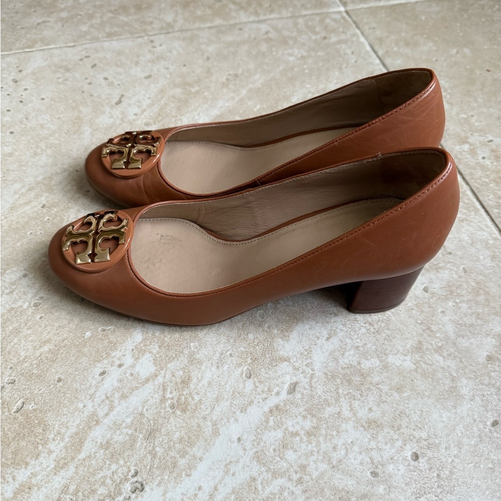 Tory Burch Tan Block Heels with Gold Logo Size 6.5 - Picture 4 of 8